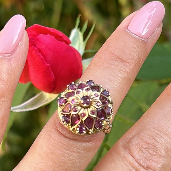 Sold- 18k Yellow Gold Natural Pink Sapphires Ladies Ring - Picture 4 of 17